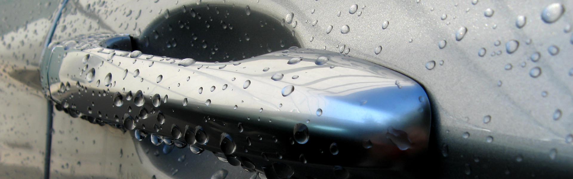 Auto: Türgriff mit Wassertrropfen, Beschichtung im Automobilindustrie